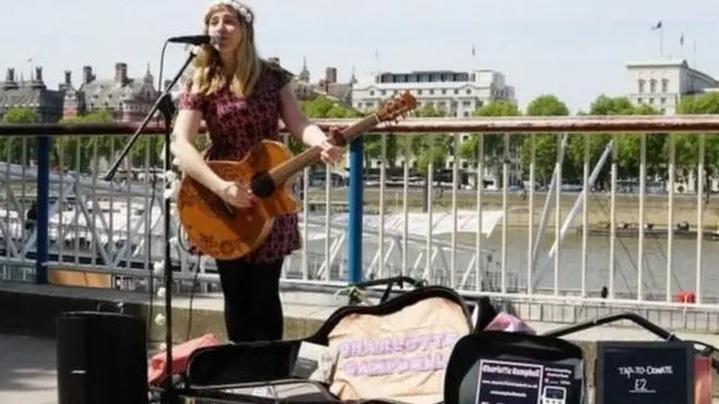 Тестировавшая систему Шарлотта Кэмпбелл предлагала слушателям перевести по два фунта