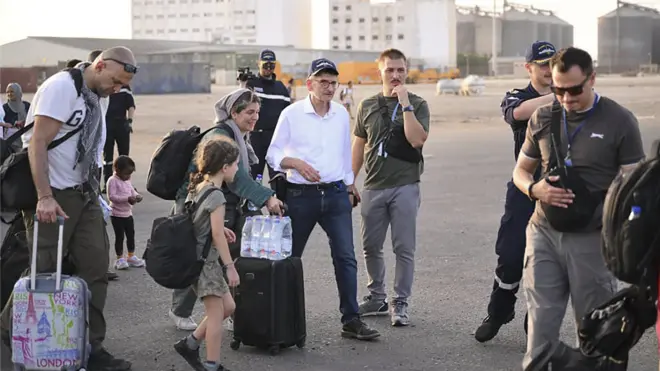 إجلاء رعايا أجانب من السودان بسبب القتال