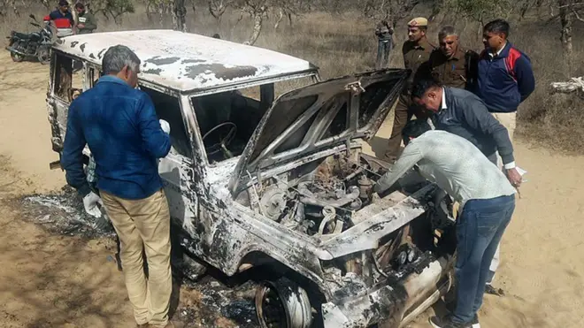 जली हुई बोलेरो में सबूत तलाशते फॉरेंसिक साइंस लैब के विशेषज्ञ