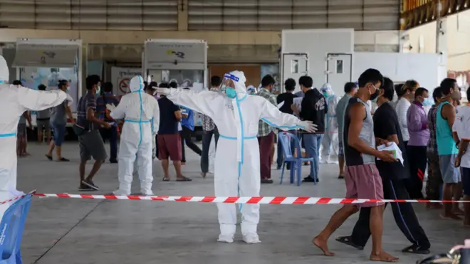 การตรวจคัดกรองลูกเรือประมงที่องค์การสะพานปลาจังหวัดสมุทรสาคร เมื่อวันที่ 5 ม.ค. เป็นหนึ่งในมาตรการคัดกรองเชิงรุกในชุมชนที่เริ่มดำเนินการหลายพื้นที่ในจังหวัด