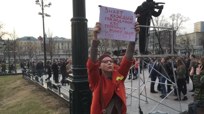 В ответ на вопрос Би-би-си, почему вы пришли на митинг, пожелавшая остаться неизвестной женщина устроила одиночный пикет