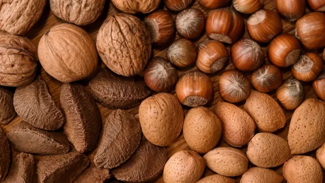 أكدت دراسة أن تناول حفنة من المكسرات مفيدة لتقليل الإصابة بكثير من الأمراض
