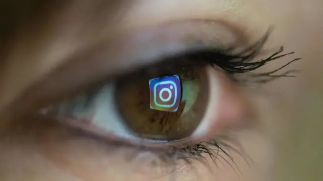 Ojo con el reflejo del logo de Instagram.