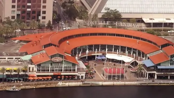 В результате стрельбы в развлекательном центре в Джексонвилле погибли 2 человека.