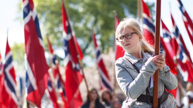 Joven con la bandera de Noruega durante las celebraciones del día de la Constitución