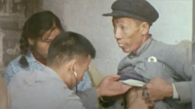 En este viejo documental de la BBC se ve a un doctor descalzo atendiendo a un paciente.