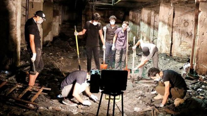Trabajadores limpian el lugar del ataque en Bagdad.