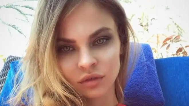 Əslən Belarusdan olan eskort xidməti işçisi Vaşukeviçin adı, o, Rusiya milyarderi Oleq Deripaska ilə baş nazirin müavini Sergey Prixodkonun yaxta gəzintisini görüntüləyən videonu öz sosial media səhifəsində yerləşdirəndən sonra məşhurlaşıb