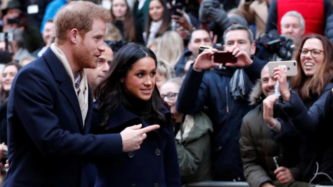 ผู้มาคนมารอเฝ้าเจ้าชายแฮร์รีและพระคู่หมั้นกันอย่างล้นหลาม