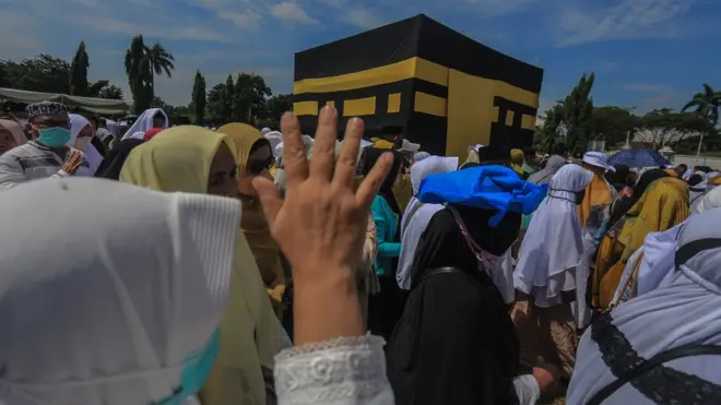 Sejumlah jamaah calon haji melakukan proses tawaf saat manasik haji di Lapangan Tegar Beriman, Cibinong, Kabupaten Bogor, Jawa Barat, Rabu (1/6/2022).