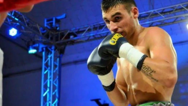 Santillan alikuwa bingwa wa zamani wa uzani wa feather