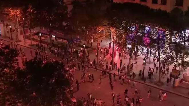 Mnogo ljudi na ulicama Pariza