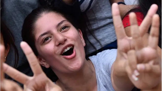 పరీక్ష పాసైన ఆనందంలో యువతి