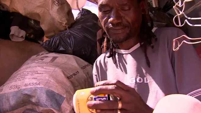 Royd a le don de trouver des trésors dans une montagne de déchets.