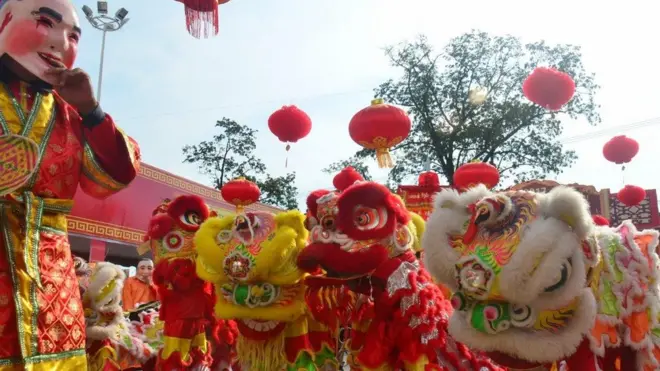 Múa lân đón Tết của Trung Quốc ở Vientiane, Lào