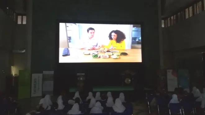 Di acara pembukaan Science Film Festival 2017, anak-anak diperkenalkan dengan beberapa hidangan yang dibuat dari serangga.