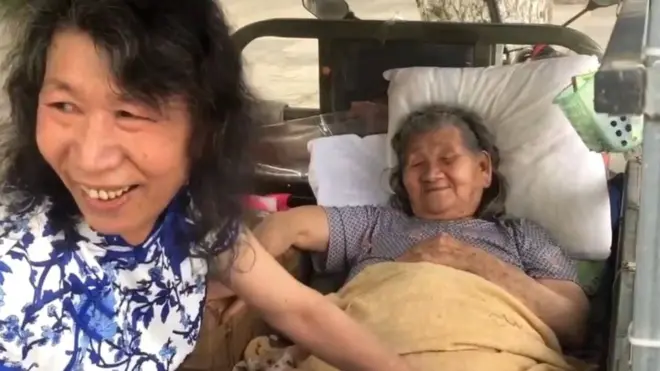 Sang lelaki dan ibunya.