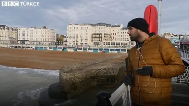 Yunus Tarık denizi izliyor