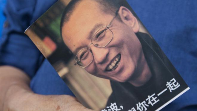 香港邮政总局外一名民主派示威者拿着准备寄到沈阳的刘晓波明信片（5/7/2017）