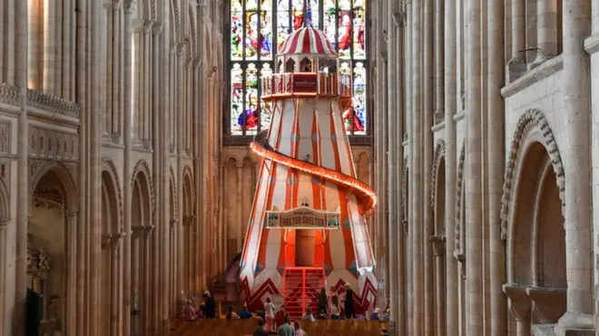 El tobogán en espiral en la catedral de Norwich