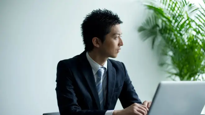 Z세대 근로자들은 더 많은 워라밸을 추구할 수도 있지만, 한편으로는 재정적 압박에 직면하기에 치열하게 커리어에 몰두하기도 한다