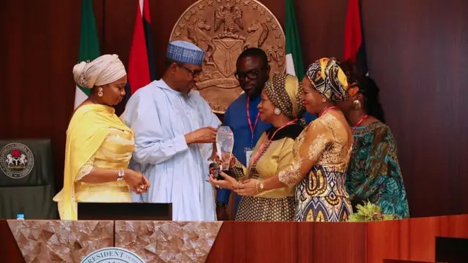 Di MLK family award wey dem give president Buhari awar for correct leadership.