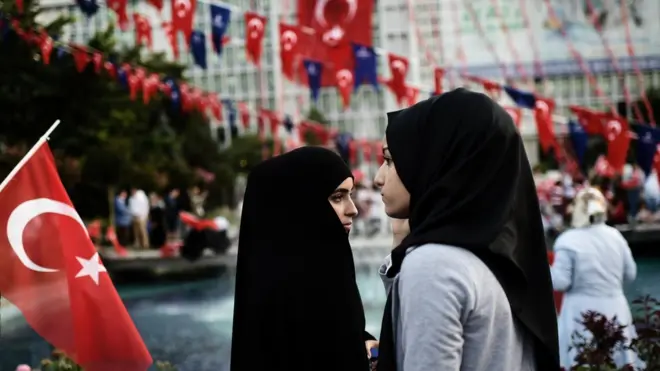 Perempuan berkerudung semakin banyak terlihat di Turki di bawah pemerintah Presiden Recep Tayyip Erdogan.