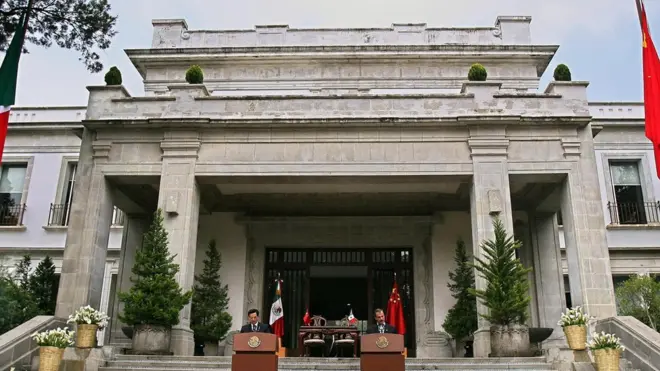 La Casa Miguel Alemán es una de las cuatro casas que integran el complejo de Los Pinos.