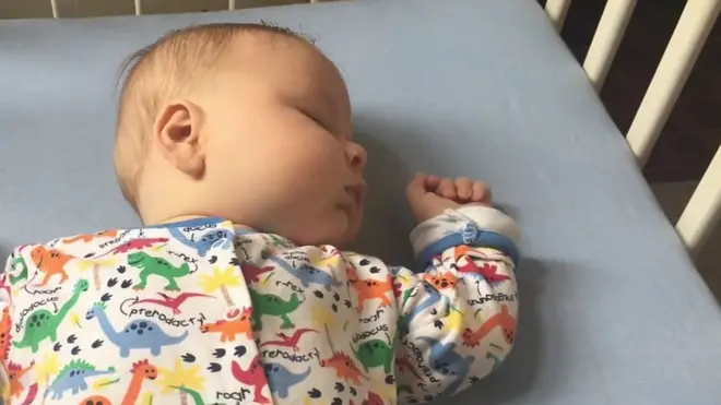 เด็กทารกนอนหลับในเปล