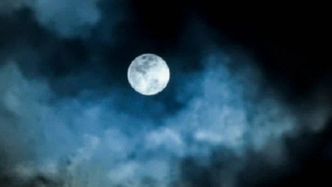 Dhulgariirro badan ayaa la sheegay inay ka socdaan dayaxa gudihiisa