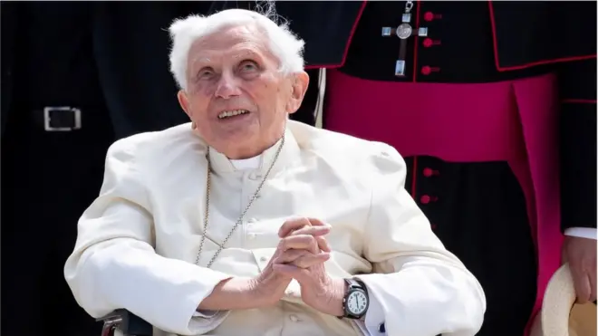 前ローマ教皇ベネディクト16世が死去、95歳 - BBCニュース