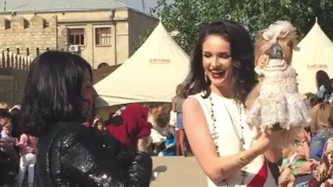 İçəri Şəhərdə baş tutan Pet Fashion Show ( Ev heyvanlarının moda şousu) Azərbaycan Moda Həftəsinin (Azerbaijan Fashion Week) çərçivəsində keçirilib.