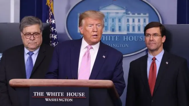 El presidente Trump hizo el anucio en compañía del Fiscal General, William Barr (izquierda) y el secretario de Defensa, Mark Esper.