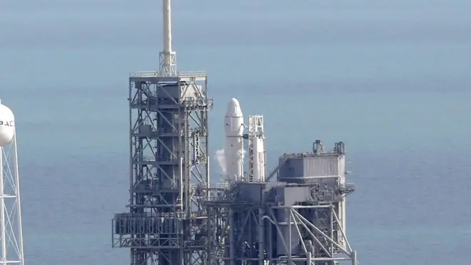 Ракета Falcon 9 вывела на орбиту грузовой корабль и в течение часа вновь приземлилась на другом конце космодрома
