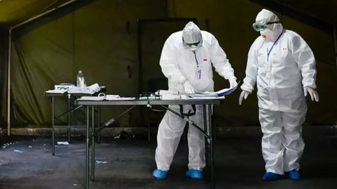 У кругу приштинског Универзитетског клиничког центра постављен је шатор где лекари врше прегледе пацијената за које се сумња да су заражени корона вирусом