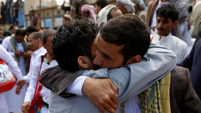 من بين المفرج عنهم 42 ناجًيا من الغارة الجوية التي نفذها التحالف الذي تقوده السعودية، واستهدفت أحد السجون اليمنية