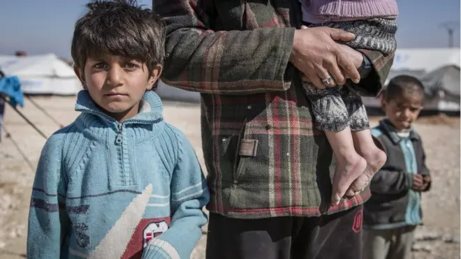 Хишам и его пятеро детей покинули свои дома в городе Дейр-эз-Зор