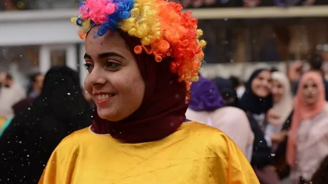 بالفيديو: المسلمون يحتفلون بعيد الفطر