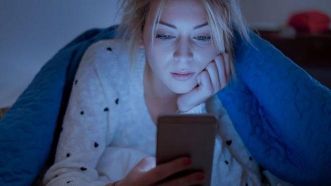 手機發出的藍光影響睡眠（Credit: Getty Images）
