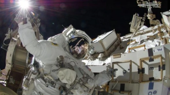 มนุษย์อวกาศได้รับผลกระทบจากรังสีคอสมิกที่แผ่มาต้องตัวอยู่ตลอดเวลา