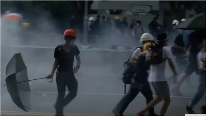 په هانګ کانګ کې ورځ له تاوتریخوالي ډکه وه ځکه په ډېر لوی شمېر کې د خلکو مظاهرې روانې دي.