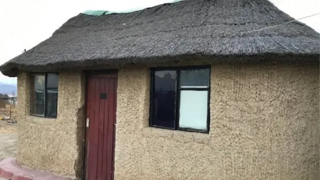 Dukun tersebut menyewa sebuah pondok dari salah seorang adik kaki tangannya.