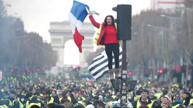 पेरिस में सरकार विरोधी प्रदर्शन