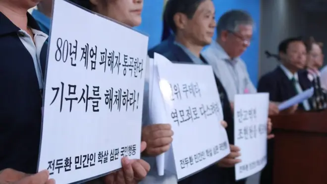 전두환 민간인 학살 심판 국민행동 회원들이 17일 서울 여의도 국회 정론관에서 기자회견을 열고 촛불집회 당시 작성된 국군기무사령부의 계엄령 문건에 대해 기무사 해체와 수사를 촉구하고 있다.