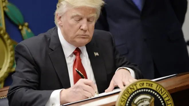पेंटागन में आदेश पर हस्ताक्षर करते हुए ट्रंप
