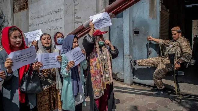 Sejumlah perempuan Afghanistan menggelar unjuk rasa di depan kantor pemerintah yang dulu membidangi pemberdayaan perempuan.