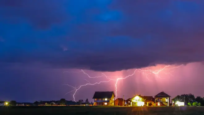 Durante una tormenta eléctrica, los mejor es resguardarse dentro de la casa.