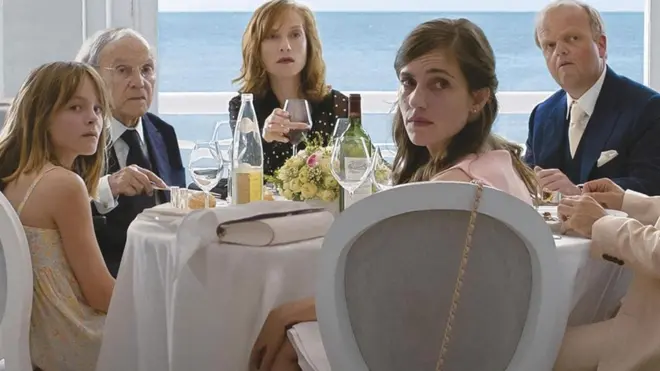 Haneke membentuk gambaran memuakkan sebuah keluarga yang begitu kaya sehingga mereka tidak mengetahui seberapa buruknya hal ini.