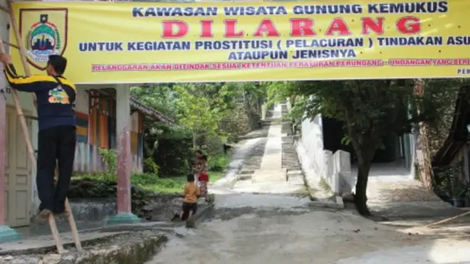 Per 1 Oktober 2017, kawasan wisata Gunung Kemukus dinyatakan bebas dari aktivitas prostitusi dan sejenisnya
