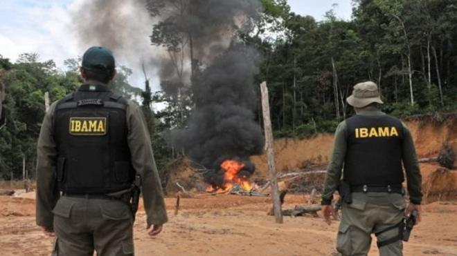 Agentes do Ibama vendo incêndio